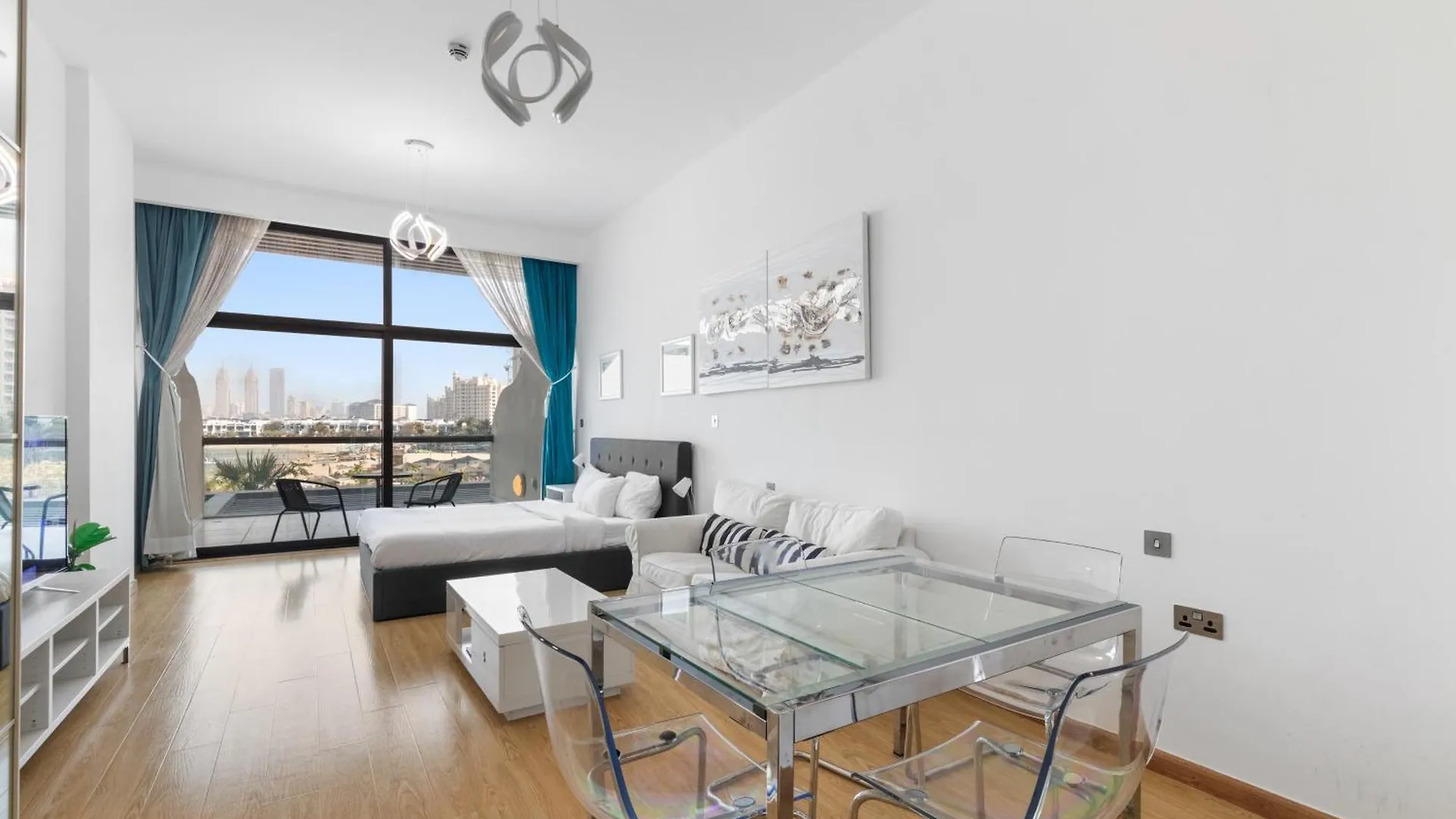 Bright Beachfront Studio With Breathtaking Views Dubai