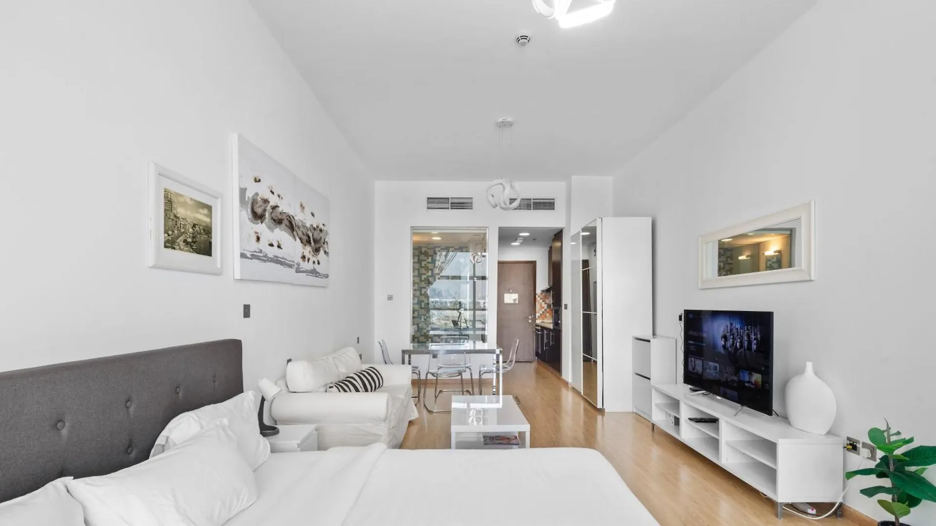 Bright Beachfront Studio With Breathtaking Views Dubai